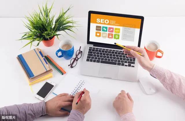 男子开车时速230边飙车边拍视频